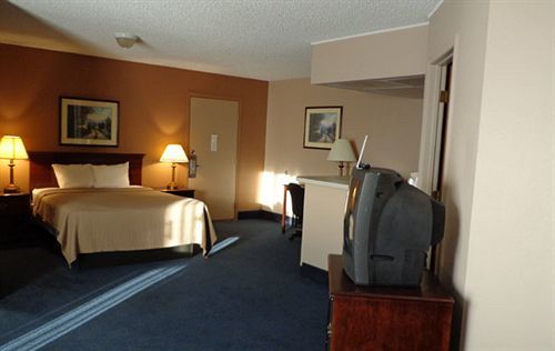 Sunflower Inn & Suites - Гарден-Сити Экстерьер фото